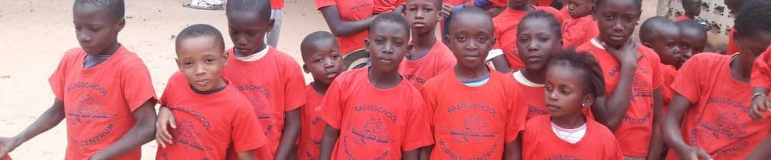 2019-12-17 Leerlingen in schooltje Gambia dragen onze T-shirts