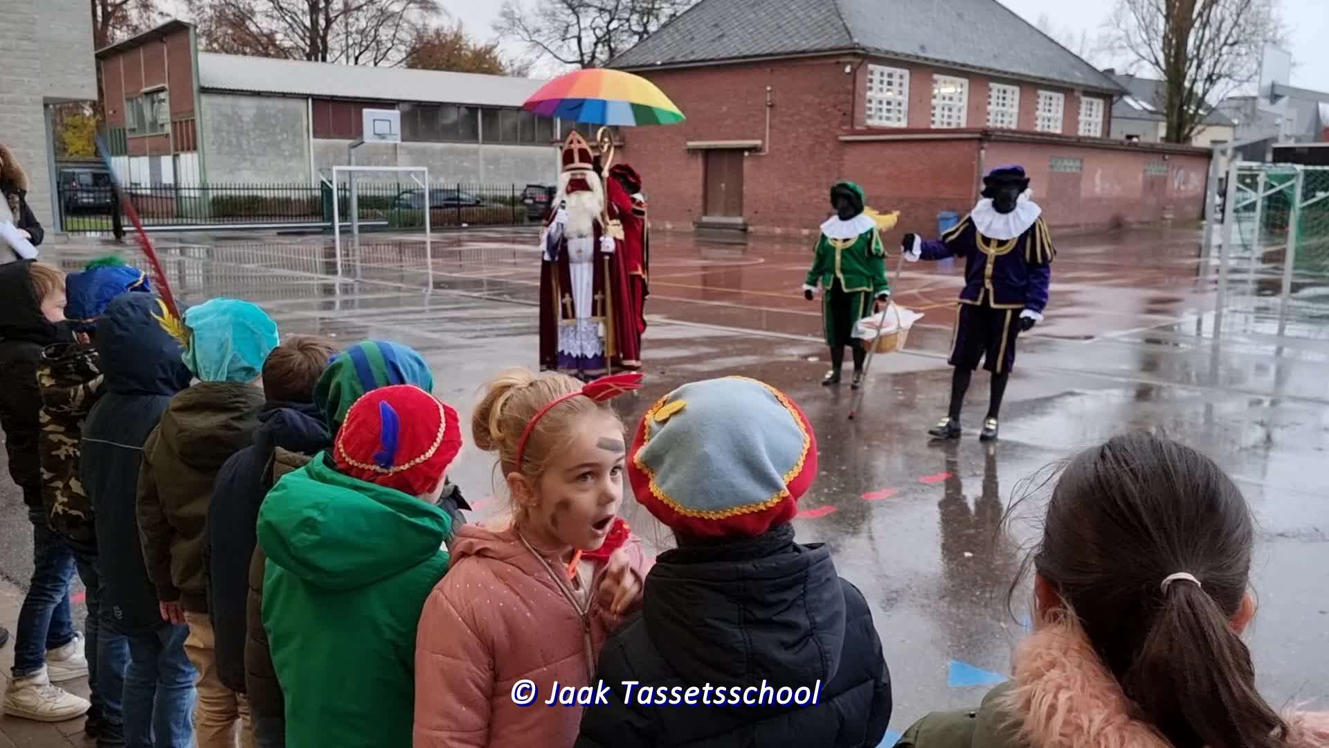 14: 2021-12-02 Sint, Piet en klas 1A -FILMPJES 1